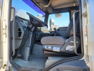 Los 12 - LKW mit Heckladekran