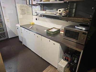 Los 220 - Arbeitstheke mit Edelstahloberfläche
