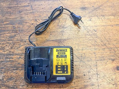 Los 221 - Ladegerät DeWalt DCB 112
